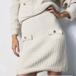 H& M/ -NWT/ POINTELLE-KNIT SKIRT/ H&M/beige/ NWT/ size M
Elegant Cream Skirt